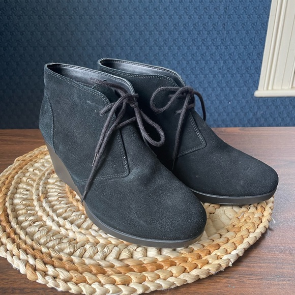 Crocs dual comfort wedge heel bootie ladies size 8.5 black suede - Picture 3 of 6